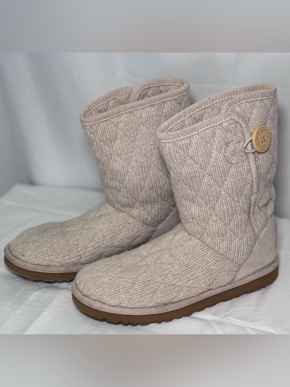 UGG Mountain Quilted Short Boots women’s size 8